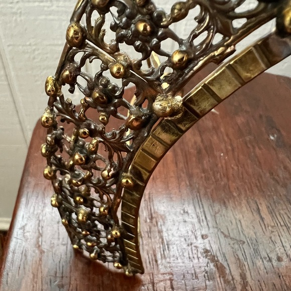 Brass metal crown
Handmade from Madrid Spain - Picture 6 of 8